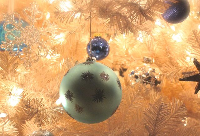Weihnachten. God is nowwhere? Oder God is now here?